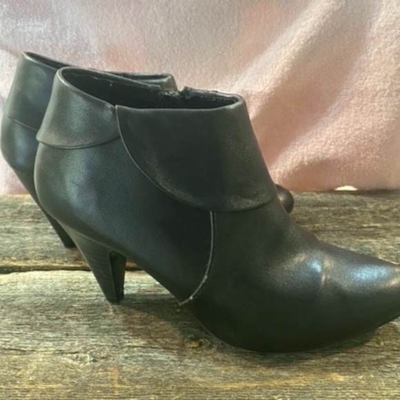 Black Leather Heeled Boot Size 6.5 - Picture 1 of 9